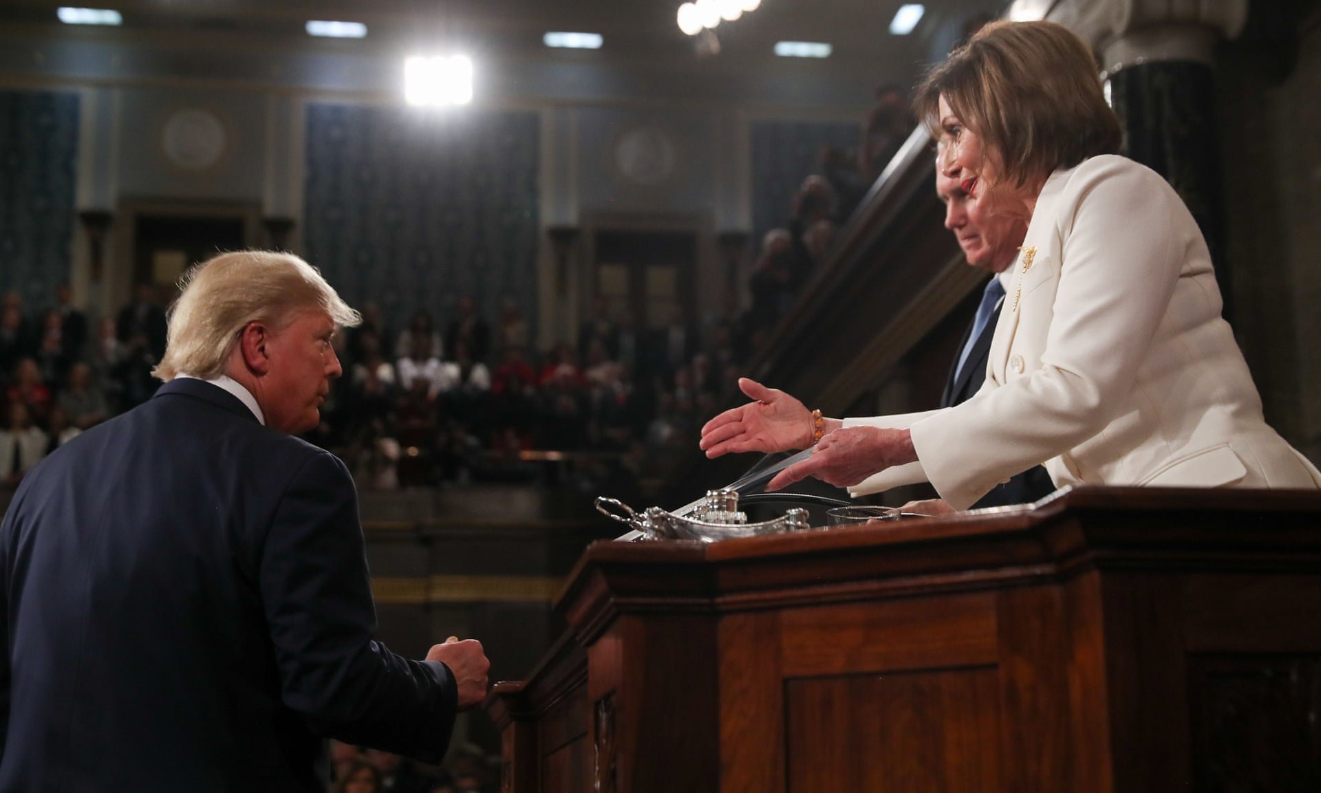 5198.jpg?resize=1200,630 - Insolite : Trump rejette la poignée de main de Nancy Pelosi et cette dernière finit par déchirer son discours sur l'Etat de l'Union