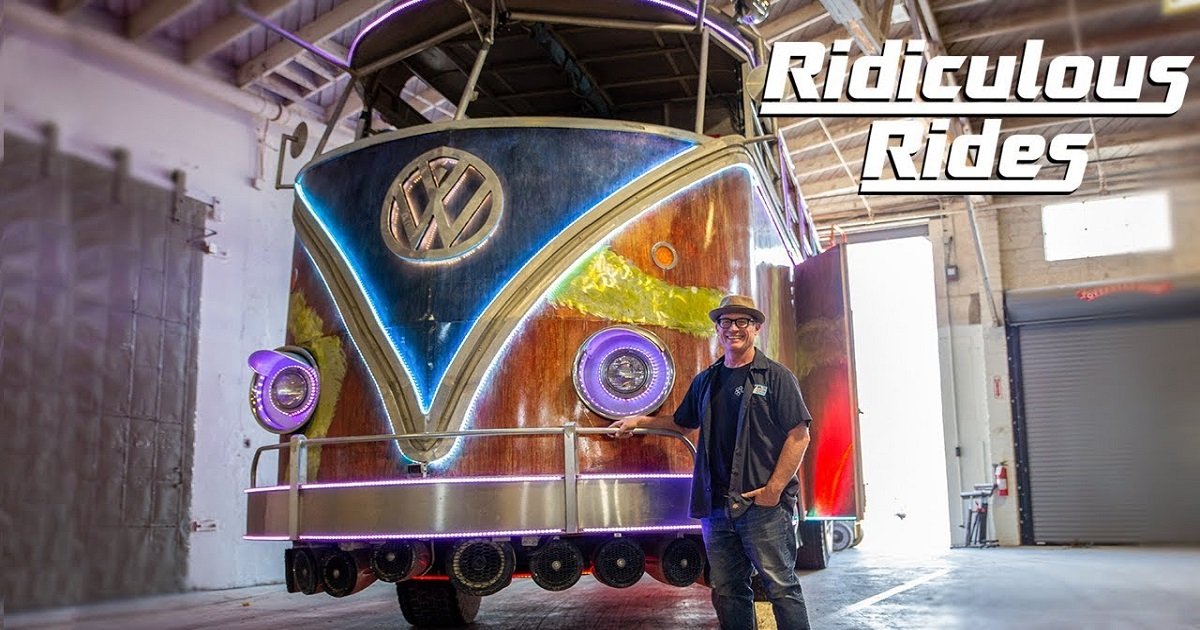 b3.jpg?resize=412,275 - A Man Custom-Made An Incredible Replica VW Party Bus