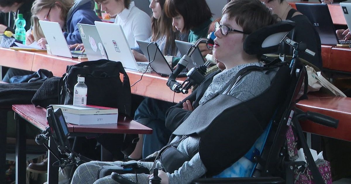 chloe.jpg?resize=412,275 - Chloé, une étudiante handicapée à Sciences-po vient de lancer une cagnotte pour pouvoir continuer ses études