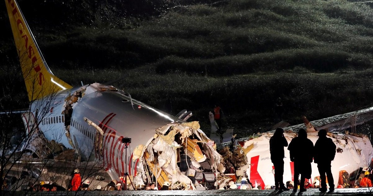 crash 1.jpg?resize=1200,630 - Crash à l'aéroport d'Istanbul: Comment l'avion a pu se briser en deux ?