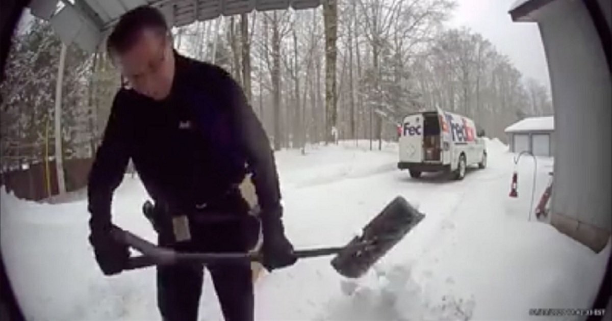 f3 1.jpg?resize=412,275 - FedEx Driver Showed Amazing Kindness By Shoveling Snow Off Customer's Steps