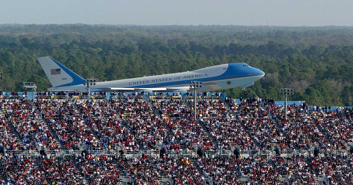 getty 4.jpg?resize=1200,630 - Trump Campaign Manager Tweets Wrong Air Force One Photo at the Daytona 500