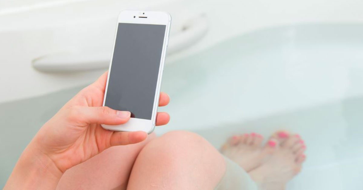 girl electrocutaed mobile abathtub.jpg?resize=412,275 - 15-year-old Electrocuted In Bath After Her Charging Mobile Phone Fell Into The Water