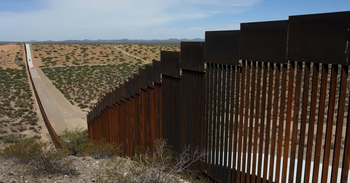 https   cdn cnn com cnnnext dam assets 200110150124 us mexico border wall file e1582584538257.jpg?resize=1200,630 - Mexique : Avec seulement 99 pesos les passeurs ont trouvé un moyen de franchir le mur frontalier de Trump !