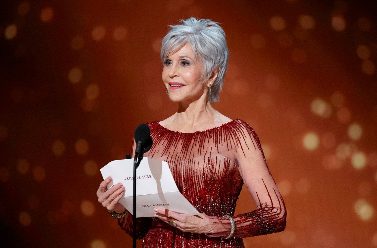 jane fonda oscars 2020 red carpet fashion elie saab couture tom lorenzo site 1.jpg?resize=1200,630 - Jane Fonda renonce à la chirurgie esthétique pour finalement s'accepter telle qu'elle est à 82 ans !