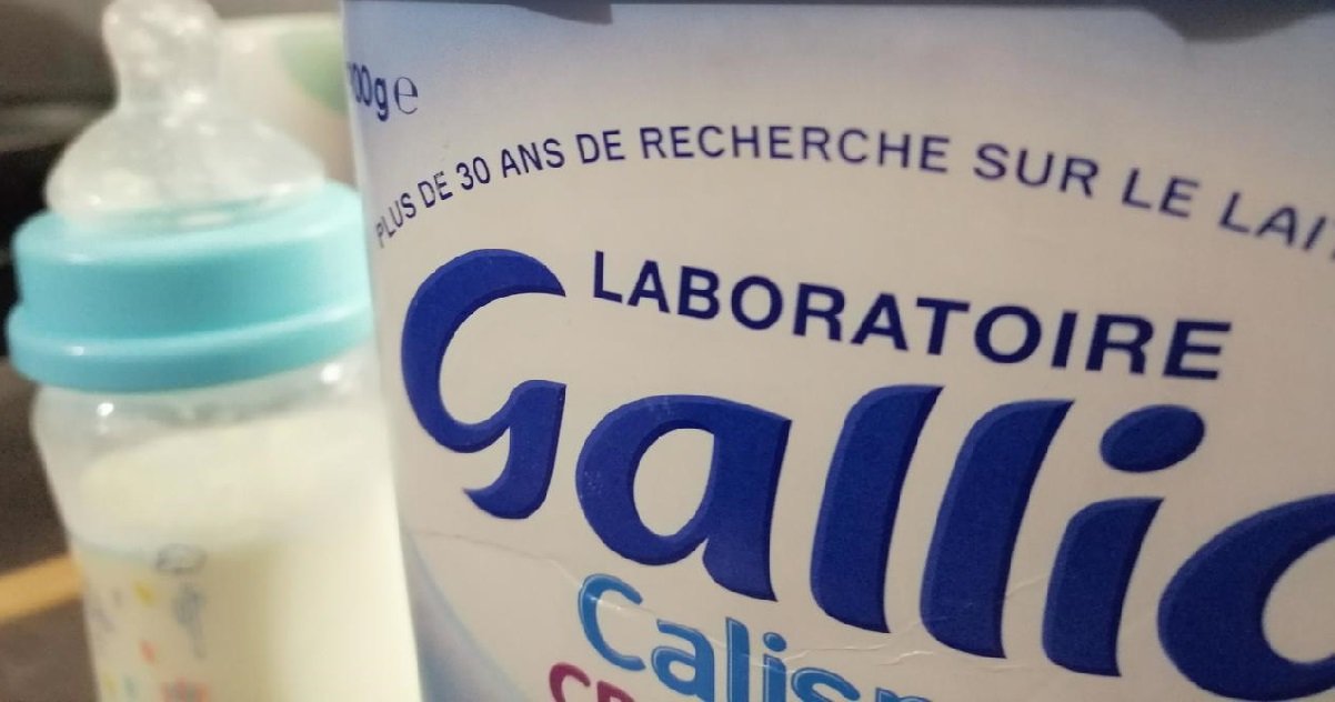 lait bebe.jpg?resize=412,275 - Un bébé de trois mois a régurgité un ver parasitaire de plusieurs centimètres après avoir bu du lait Gallia