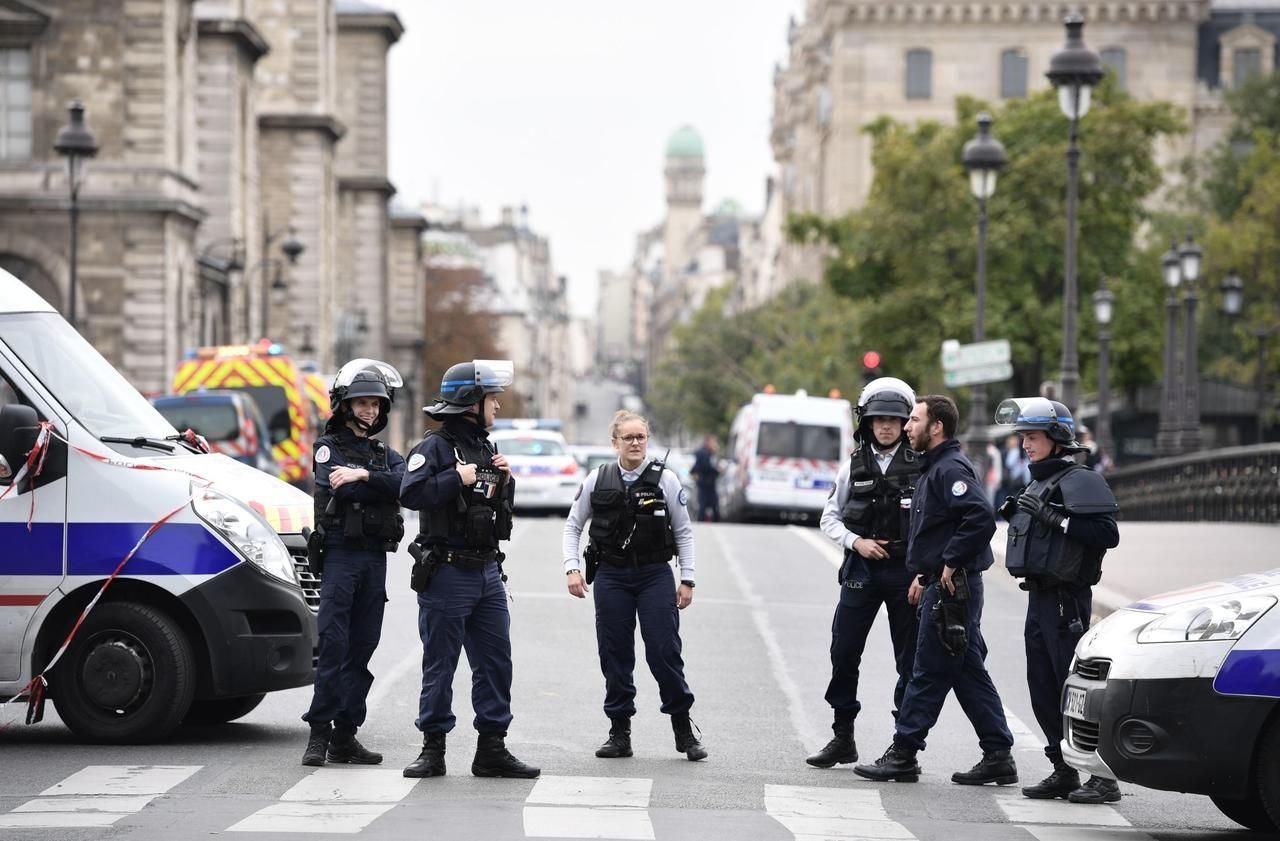 le parisien.jpg?resize=1200,630 - Quatre policiers ont été blessés par des jets de bouteilles d'acide