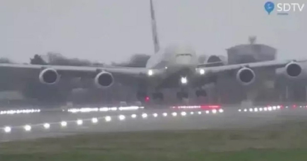 p3 5.jpg?resize=412,275 - A Passenger Plane Had To Land Sideways Due To Storm Dennis