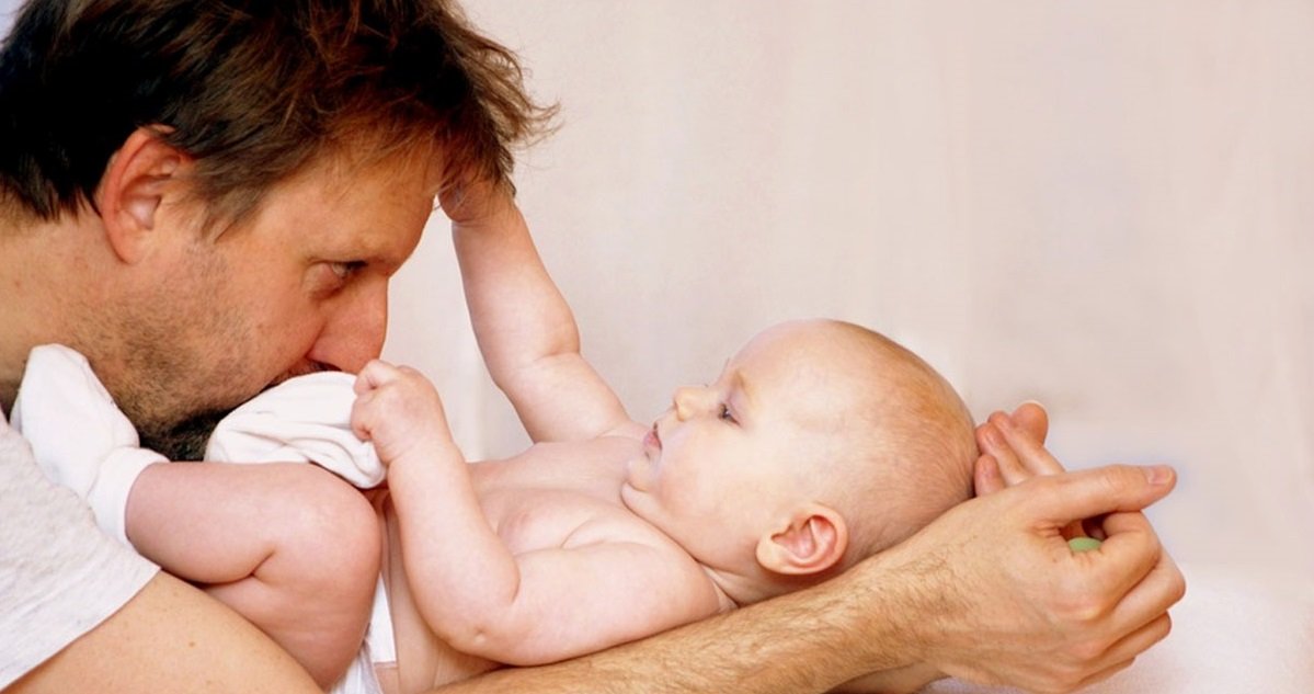papa bebe.jpg?resize=412,232 - 7 mois: En Finlande, le congé paternité sera aussi long que celui des mamans