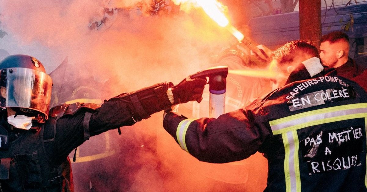 pompiers vs policiers.jpg?resize=412,275 - Pompiers VS Policiers: retour en image sur les heurts violents de la semaine dernière