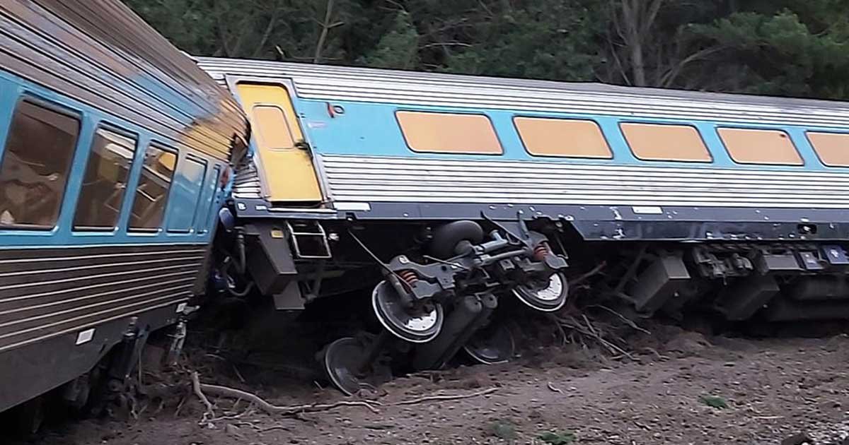 tw1.jpg?resize=412,275 - Two Dead And Several Others Injured After Train Going To Melbourne Derailed
