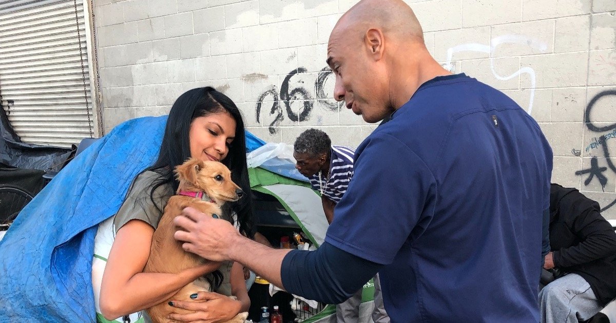 untitled design 37 1.png?resize=412,275 - Veterinarian Is Searching For Homeless People To Treat Their Pets For Free