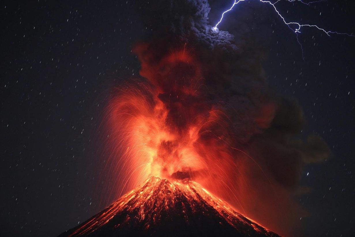 volcano convertimage.jpg?resize=1200,630 - Les 9 photos les plus incroyables de ces dernières années