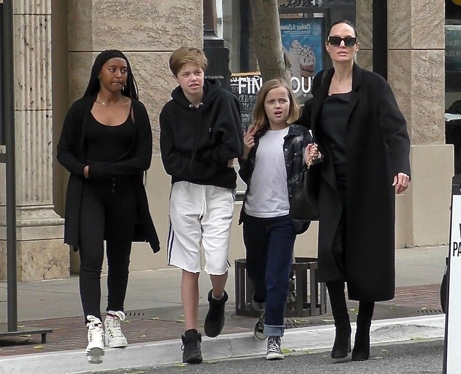 Angelina Jolie con Shiloh, Zahara y Vivienne