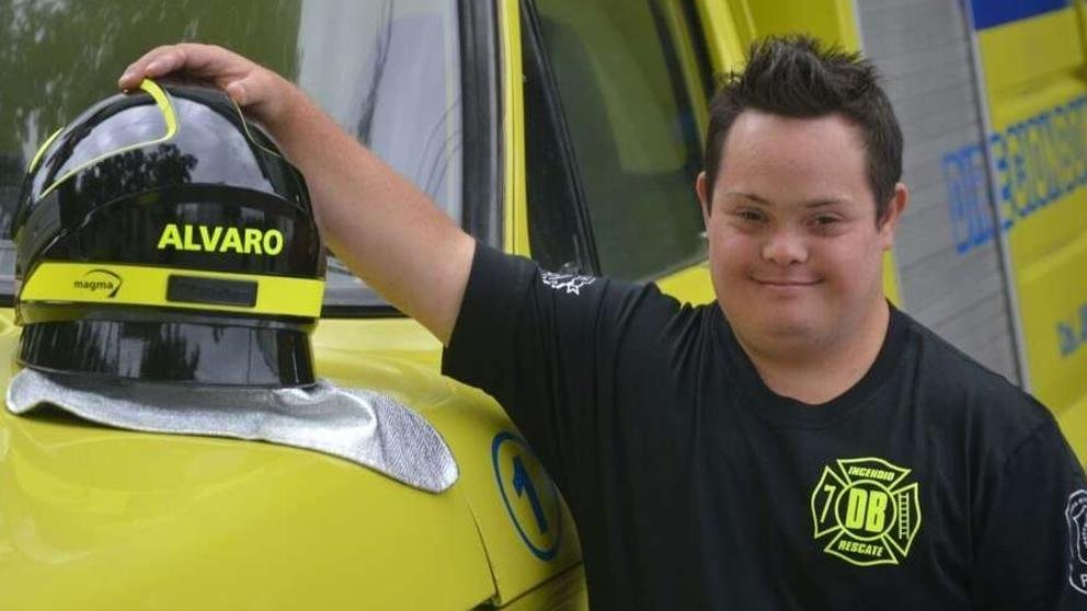 El joven con síndrome de Down que rompió barreras y logró ser bombero