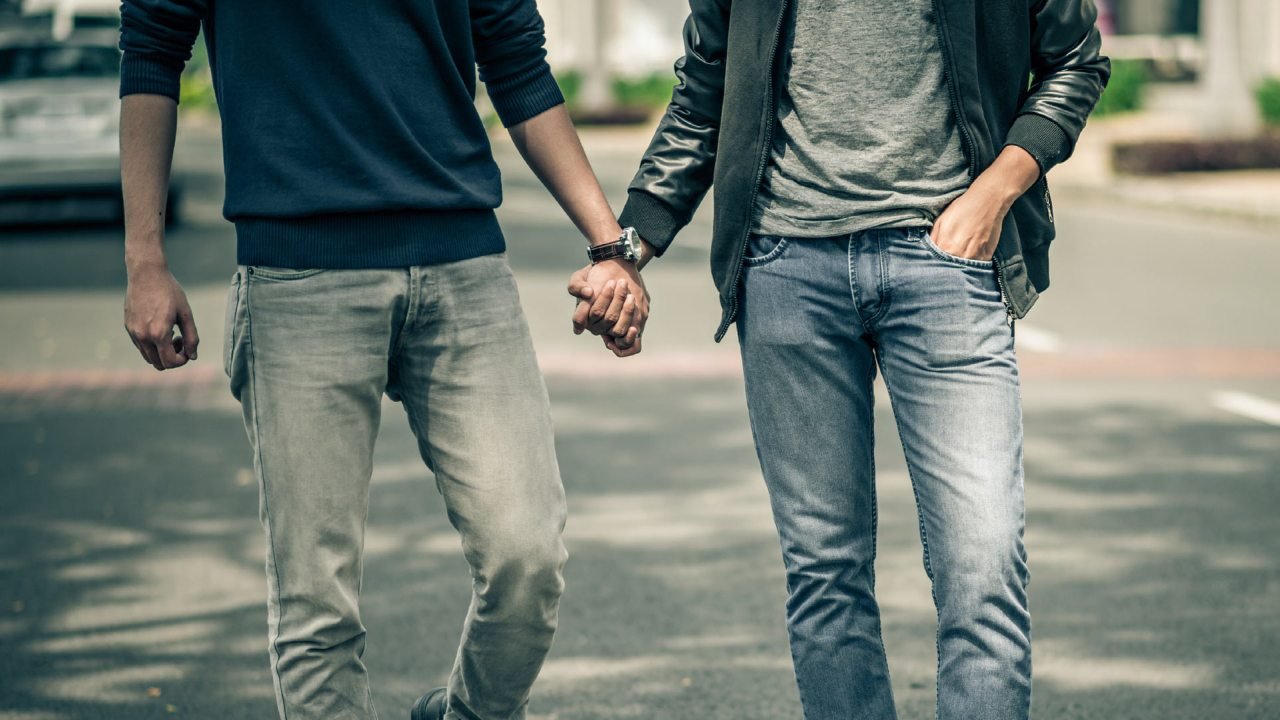 Resultado de imagen de pareja gay caminando
