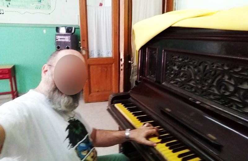 Resultado de imagen de profesor por foto desnudo piano