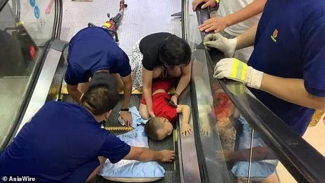 Resultado de imagen de bebe atascado en escalera mecanica