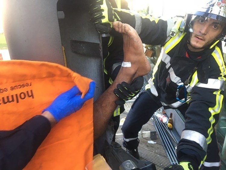 Los bomberos demoraron más de una hora en poder rescatar al joven atorado en el poste (Crédito: Bomberos de Nimes)
