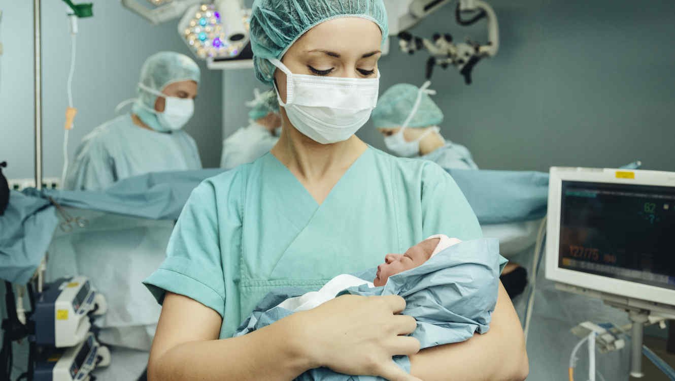 Resultado de imagen de enfermeras con bebe neonato