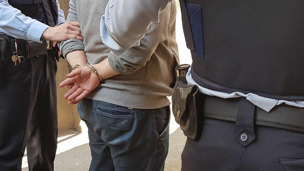 Resultado de imagen de hombre arrestado