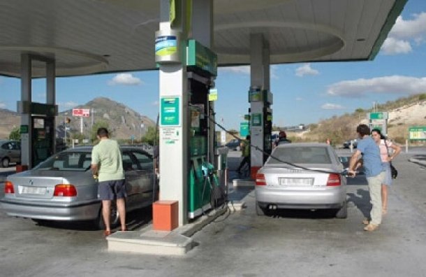 Hombre se olvida a su mujer en una gasolinera y conduce 100 km sin ...