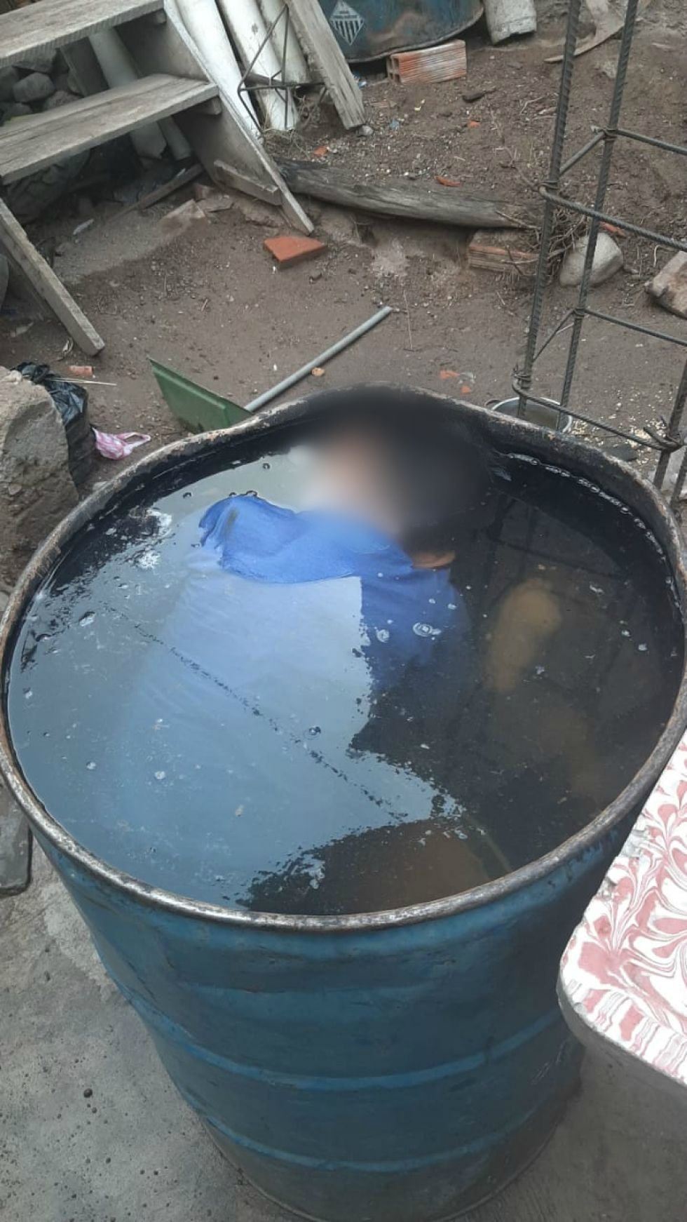 Asesinaron a 2 niños ahogándolos en un turril con agua