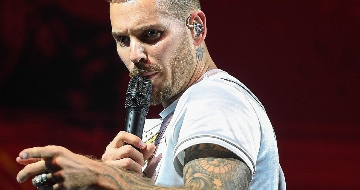 2 112.jpg?resize=412,275 - Confiné, Matt Pokora en profite pour s'offrir une nouvelle coupe de cheveux !