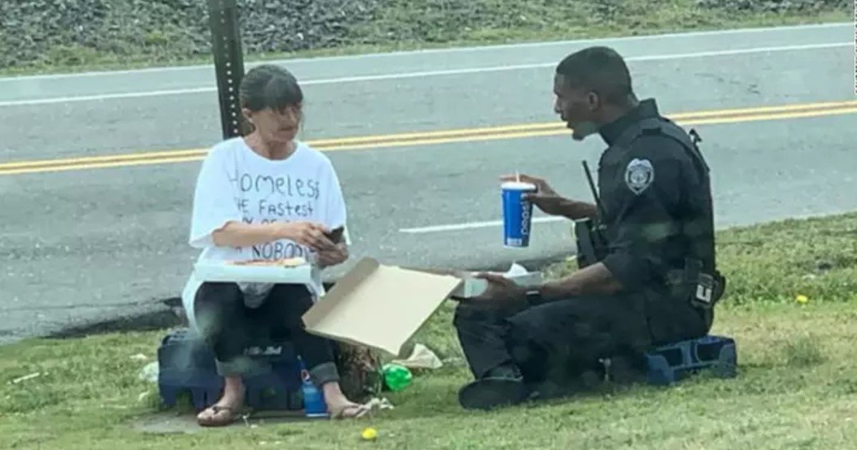 2 92.jpg?resize=412,275 - Heartwarming Photo Showed An Officer Sharing Lunch With A Homeless Lady