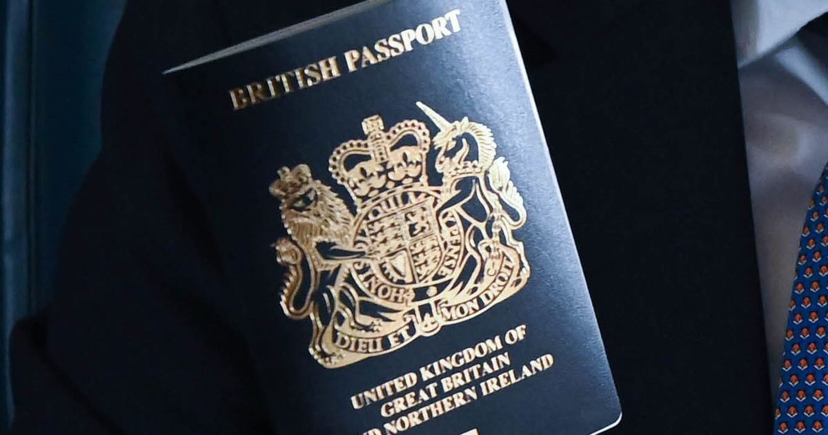 5 boris johnson new blue passports e1583170671264.jpg?resize=1200,630 - Brexit : Le nouveau passeport britannique sera fabriqué par une entreprise française ... en Pologne !