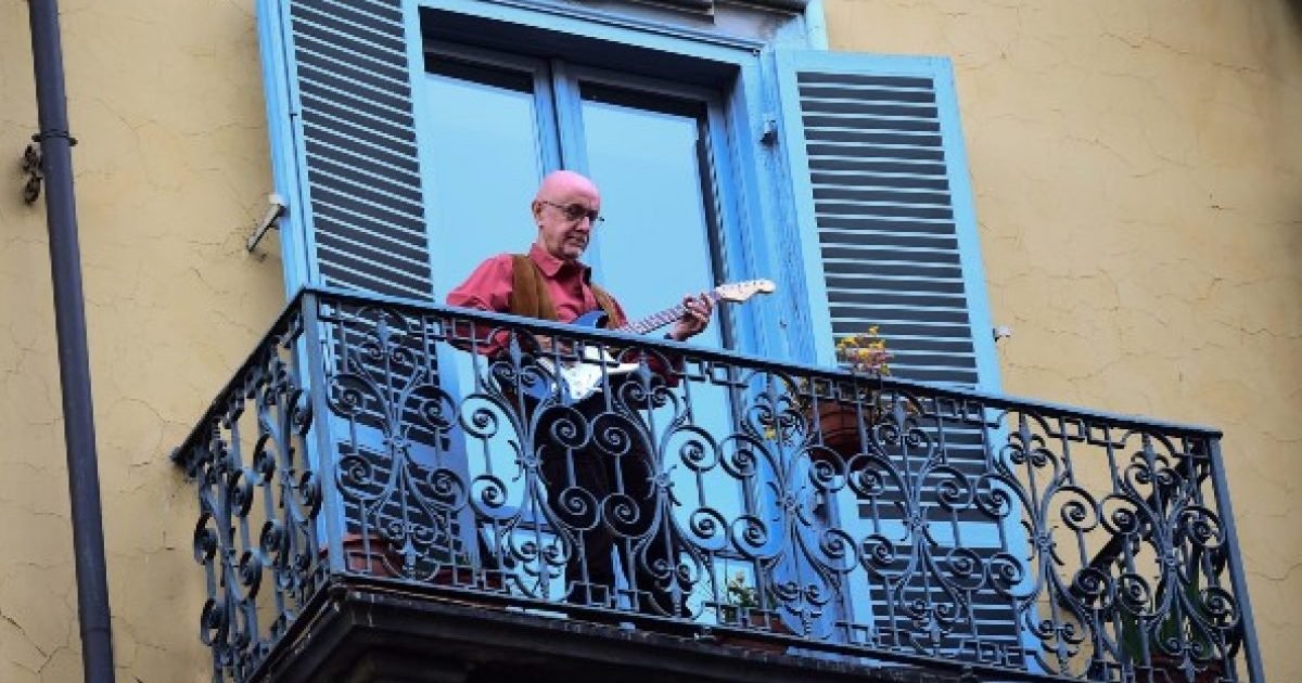 breakingnews e1584378897899.jpg?resize=1200,630 - Covid-19 : Les français réfléchissent déjà à ce qu'ils pourraient chanter sur leur balcon