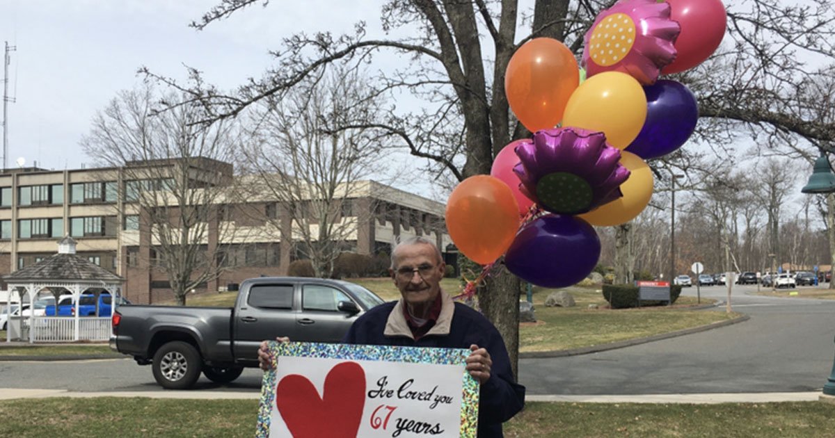 elderly man showed up with a sweet sign and balloons outside wifes care home which is in lockdown.jpg?resize=412,275 - Elderly Man Showed Up With A Sweet Sign And Balloons Outside Wife’s Care Home Which Is In Lockdown