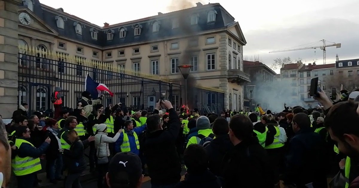 gj2.jpg?resize=412,275 - Quatre "Gilets Jaunes" ont écopé de peines de prison ferme pour l'incendie de la préfecture du Puy-en-Velay