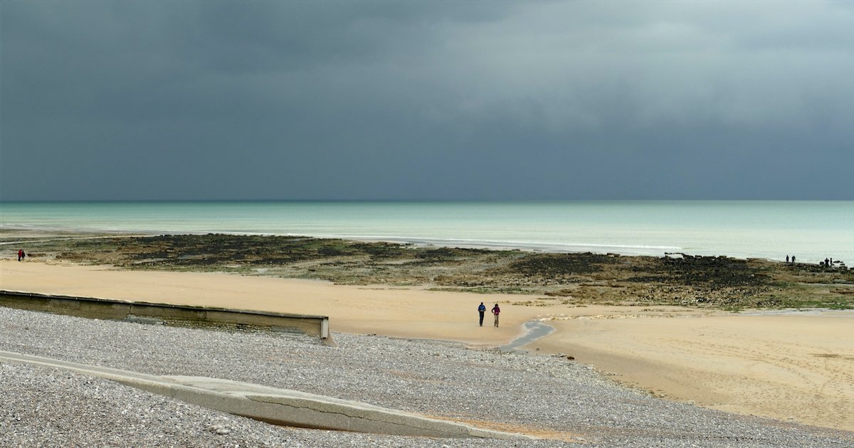 plage promeneurs.png?resize=1200,630 - Non-respect du confinement : des marcheurs se sont fait verbaliser sur la plage en Bretagne