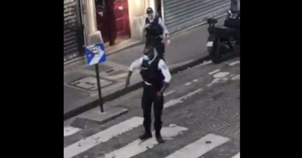 police 1.jpg?resize=412,275 - L'instant joyeux du jour: découvrez la vidéo d'un policier en train de danser pour des habitants confinés