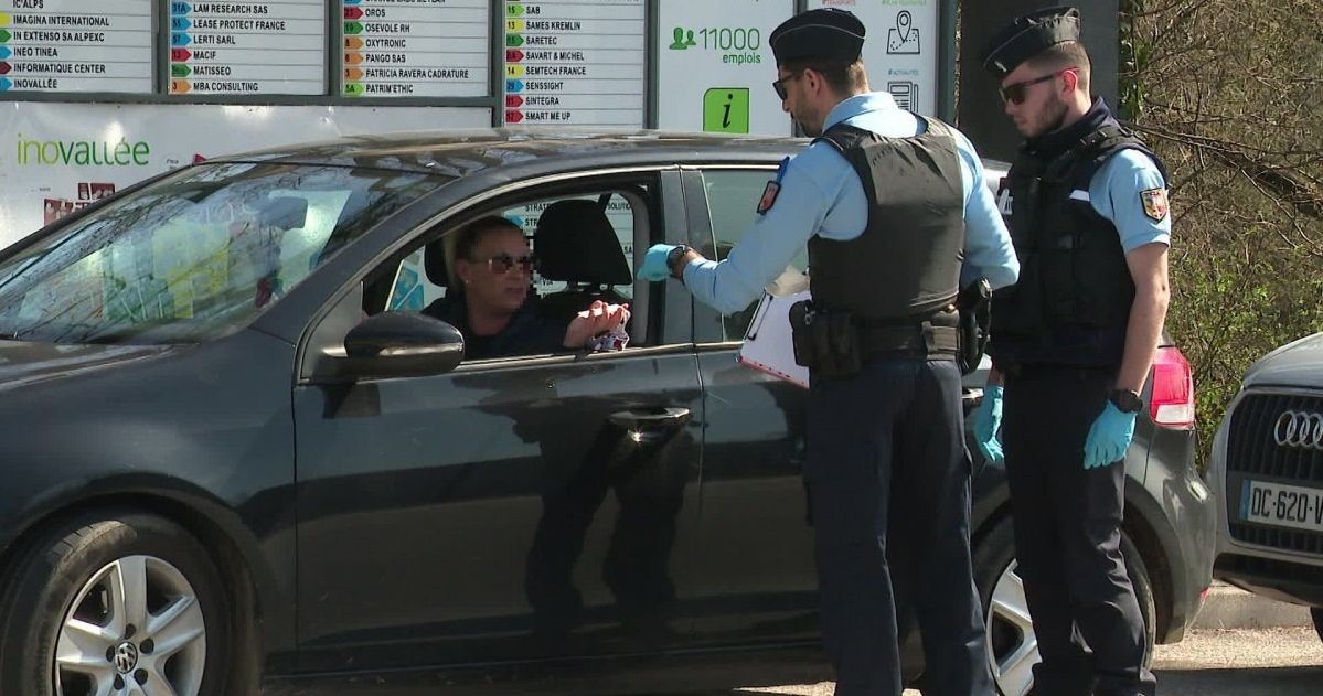 police 4.jpg?resize=412,275 - Bonjour: voici la nouvelle attestation à télécharger pour vos déplacements !