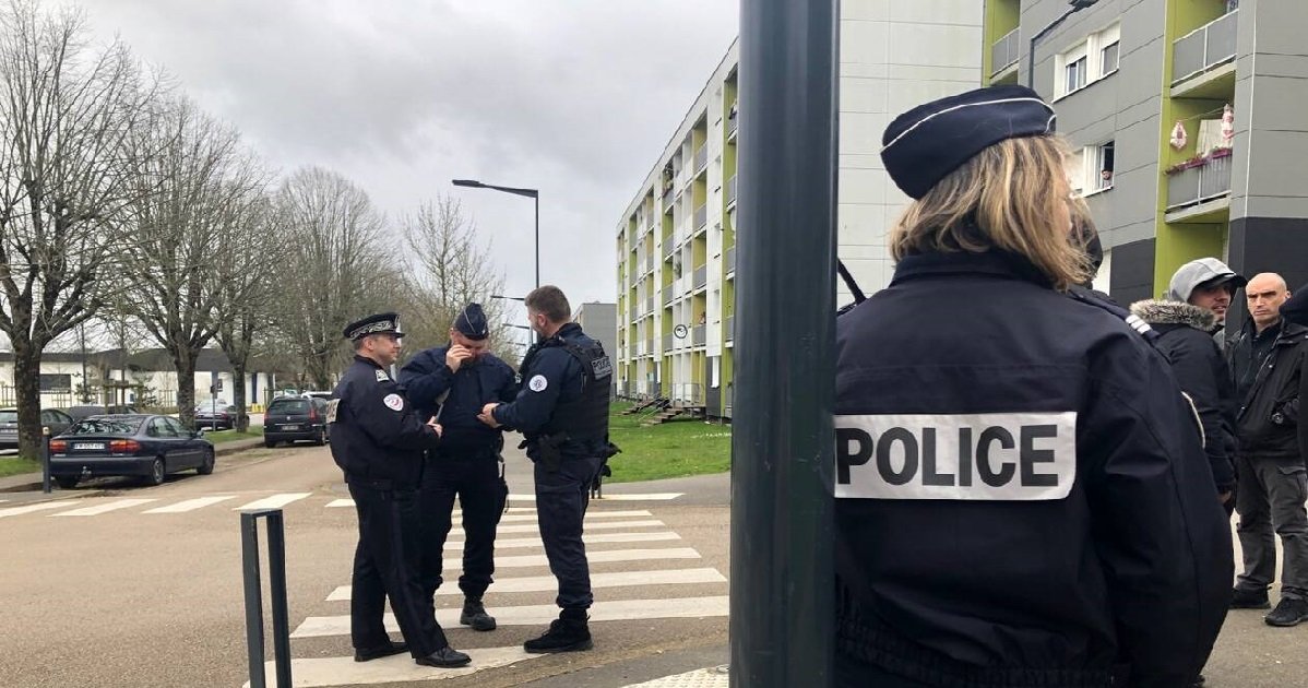 police vannes.jpg?resize=412,275 - Bretagne: Un adolescent a été contrôlé quatre fois sans son attestation de sortie !