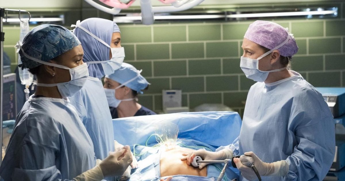 premiere 1 e1584702349314.jpg?resize=412,232 - La série « Grey's Anatomy » envoie du matériel médical aux hôpitaux américains