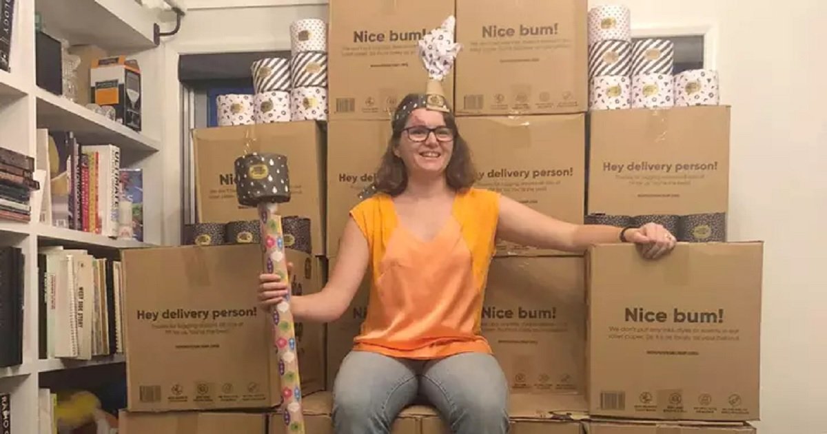 t3 3.jpg?resize=1200,630 - Couple Who Accidentally Ordered 2,300 Tissue Rolls Made A Hilarious Toilet Paper Throne