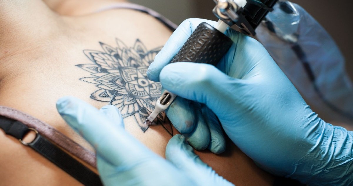 tatoueur 1.jpg?resize=412,232 - Bonne action: les tatoueurs aussi s'engagent contre le coronavirus