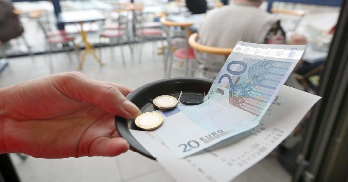 tips.jpg?resize=412,275 - Avant le confinement, un homme a laissé 9.000 euros de pourboire à un restaurant pour les employés