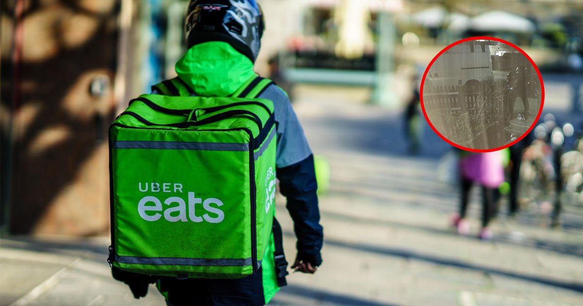 uber eats moped rider dropped takeaway on the street then picks it up and delivers.jpg?resize=412,232 - Uber Eats Rider Picked Up The Takeaway Food He Spilled On The Street And Delivered It To The Customer