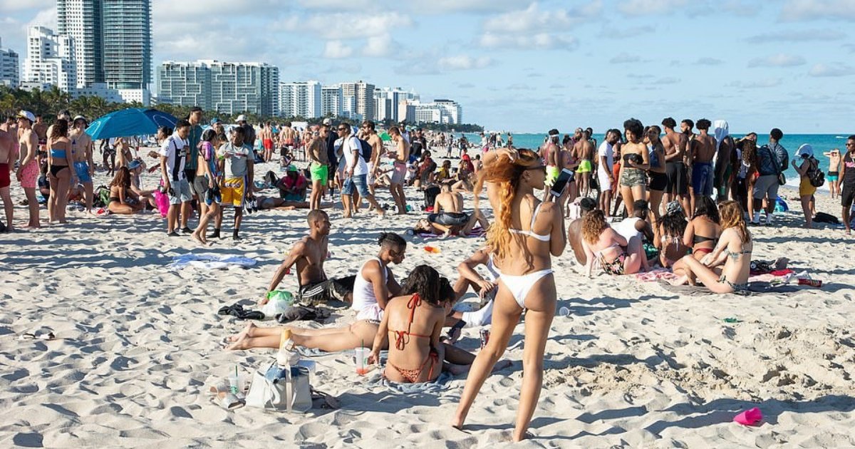 untitled design 27 1.png?resize=412,275 - Spring Breakers Continue To Socialize And Party Despite Government Warnings