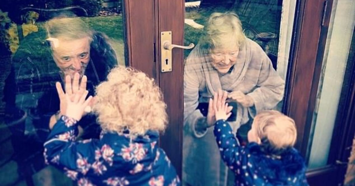 untitled design 39 1.png?resize=412,275 - Grandparents Seen Bonding With Their Grandkids Through Glass Door During Self-Isolation