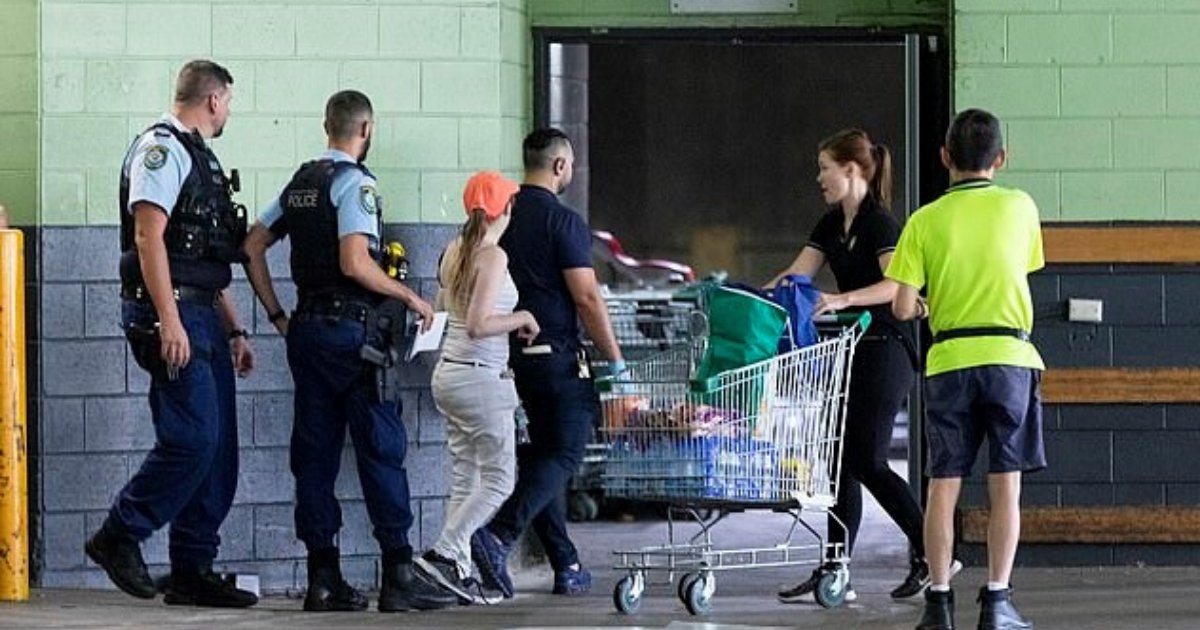 untitled design 51.png?resize=1200,630 - Police Rushed To Supermarket After Shoppers Started Fighting Over Toilet Paper