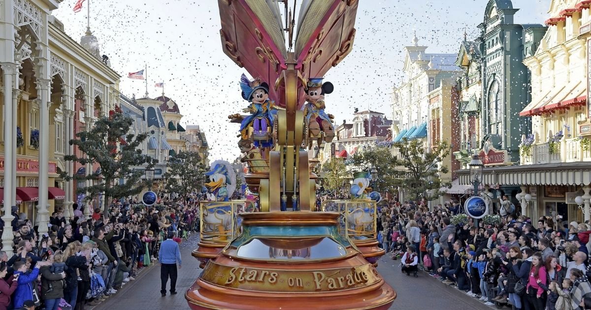 vonjour4 1.jpg?resize=1200,630 - Covid-19 : Disneyland Paris décide d'annuler tous ses spectacles et parades en extérieur