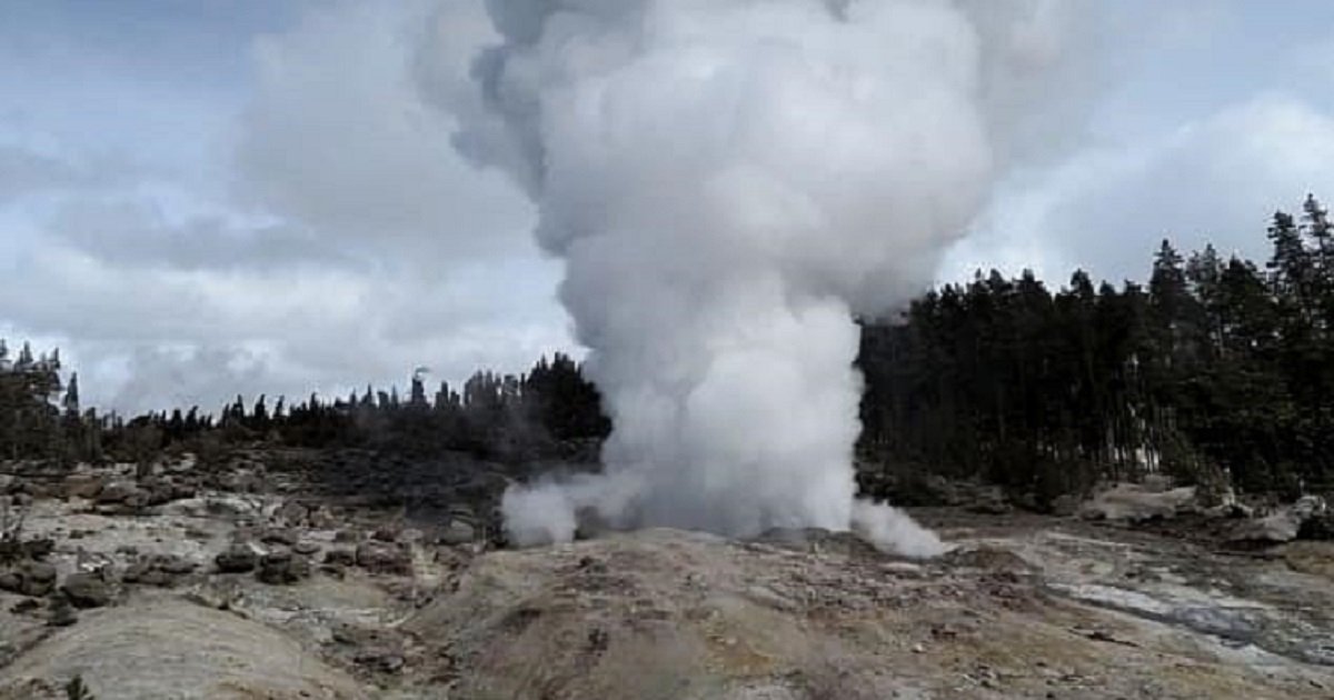 y3.jpg?resize=412,232 - Chicago-Sized Chunk In Yellowstone National Park Is "Breathing" Due To Movement Of Magma
