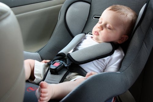Por qué es mejor que el bebé no duerma en la silla del coche