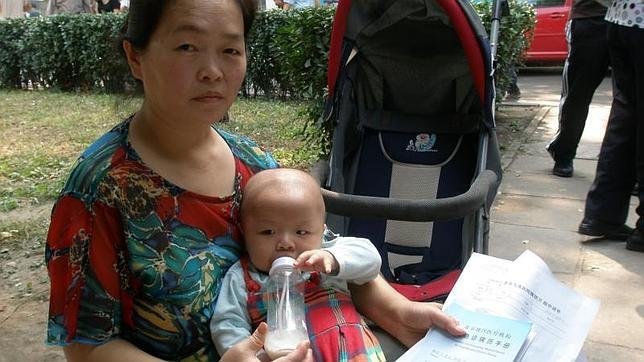 Una nueva ley en China podría multar a las madres solteras