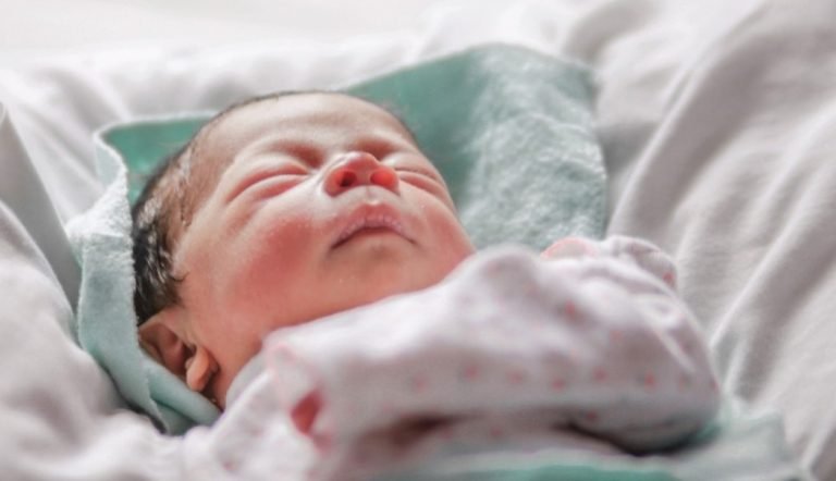 Nace bebé tras pasar 4 meses en el vientre de su madre muerta